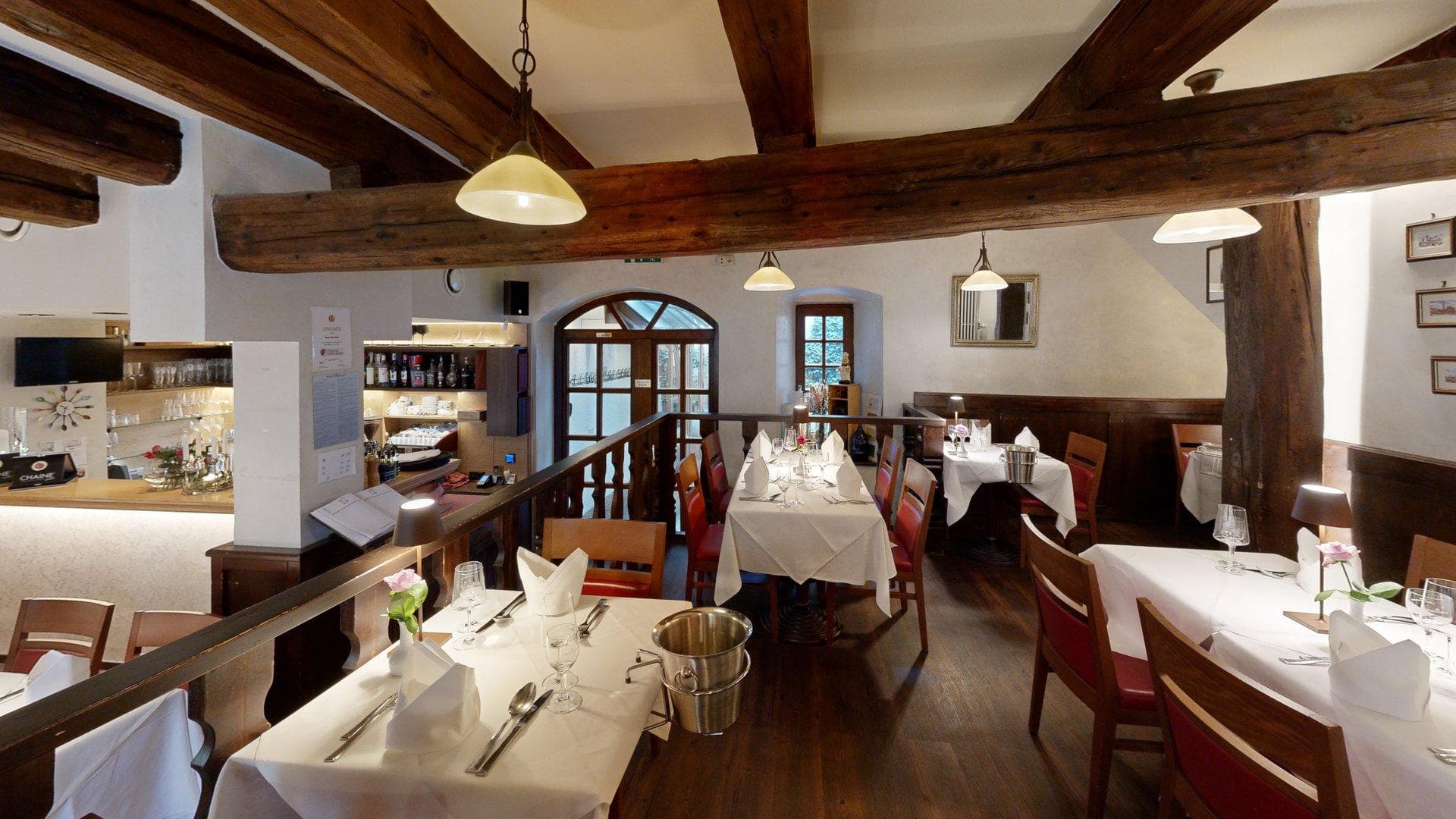 Panorama des Gastraums der Osteria Luna Rossa