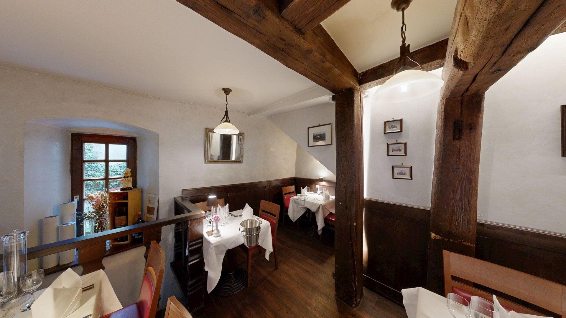 Separee mit Holzbalken